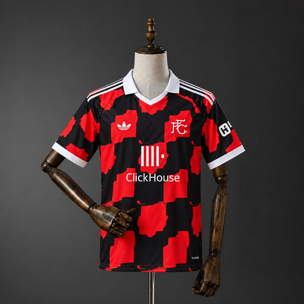 Camisa Fulham 26/27 - Torcedor Preta e Vermelha Quadriculada