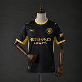 Camisa Manchester City 26/27 - Torcedor Preta e Dourada