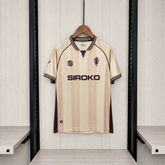 Camisa Osasuna 26/27 - Torcedor Bege e Dourada