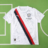 Camisa Manchester City 25/26 - Torcedor Branca e Preta Diagonal