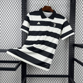Camisa Juventus 26/27 - Torcedor Preta e Branca Listrada Diagonal